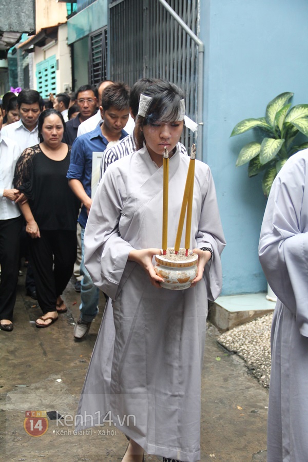 Mẹ và em gái Wanbi Tuấn Anh tiều tụy, suy sụp trong lễ tang  21