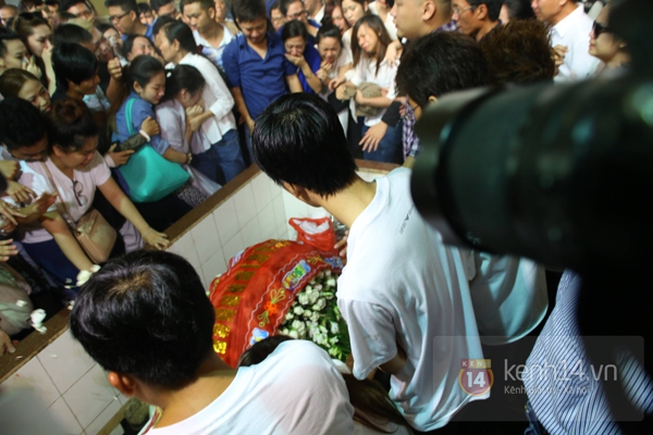 Đắng lòng chuyện "kẻ khóc người cười" trong đám tang Wanbi Tuấn Anh 5