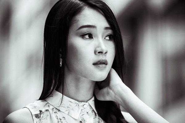 Hoa hậu Thu Thảo đẹp trầm buồn trong bộ ảnh trắng đen 10