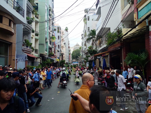 Mẹ và em gái Wanbi Tuấn Anh tiều tụy, suy sụp trong lễ tang  52