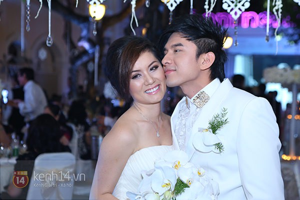 Đan Trường hôn vợ ngọt ngào trong ngày cưới ở Việt Nam 2
