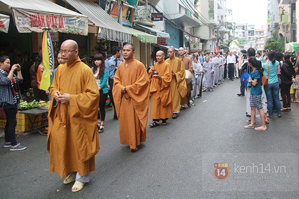 Mẹ và em gái Wanbi Tuấn Anh tiều tụy, suy sụp trong lễ tang  28