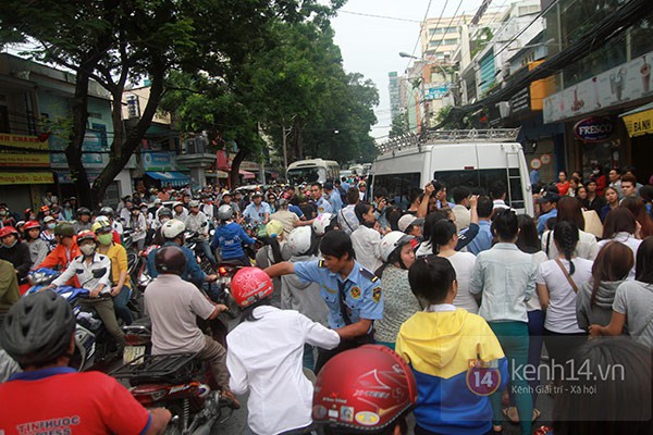 Mẹ và em gái Wanbi Tuấn Anh tiều tụy, suy sụp trong lễ tang  43