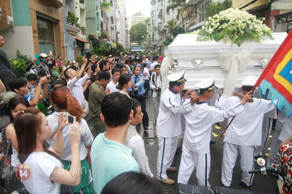 Mẹ và em gái Wanbi Tuấn Anh tiều tụy, suy sụp trong lễ tang  31