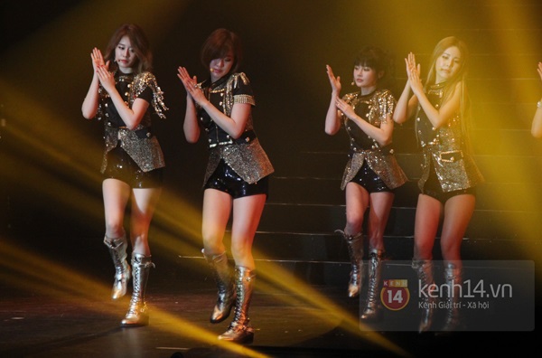Độc quyền từ Hồng K&ocirc;ng: T-ara "ch&aacute;y" hết m&igrave;nh trong concert v&igrave; fan 10