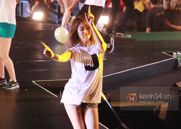 Độc quyền từ Hồng K&ocirc;ng: T-ara "ch&aacute;y" hết m&igrave;nh trong concert v&igrave; fan 25