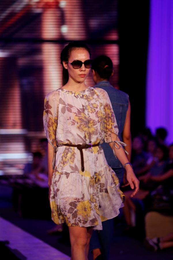 Xuân Lan vác bụng bầu làm đạo diễn catwalk 10