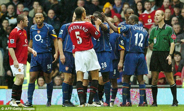 Tròn 10 năm kể từ ngày Manchester United kết thúc chuỗi bất bại kỷ lục của Arsenal 1