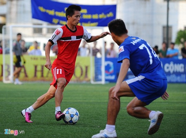 Thành viên đội bóng của Văn Quyết, Thành Lương đuổi đánh trọng tài ngay trên sân 9