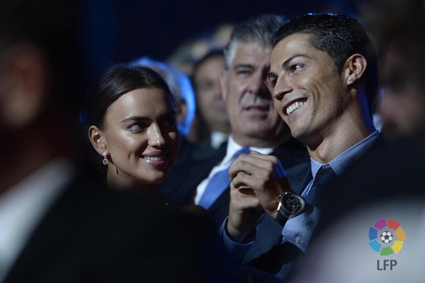 Irina Shayk lộng lẫy sánh bước bên Ronaldo trong gala trao giải 7