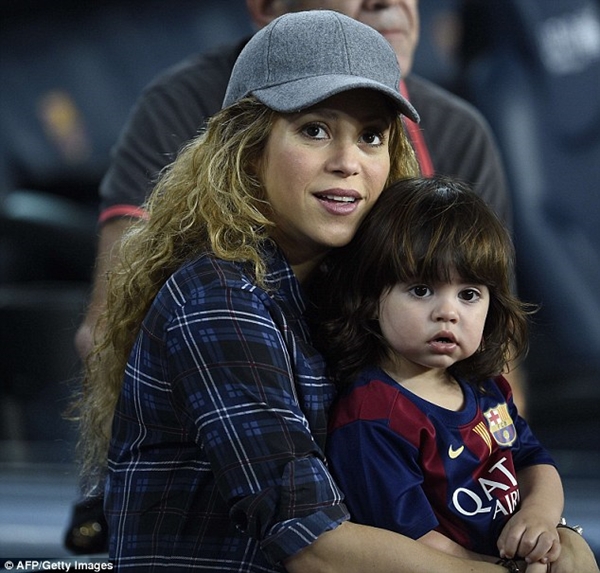 Shakira cười đầy hạnh phúc khi được Pique âu yếm ôm bụng bầu 2