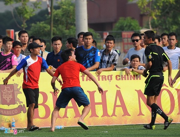 Thành viên đội bóng của Văn Quyết, Thành Lương đuổi đánh trọng tài ngay trên sân 1