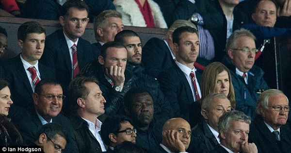Victor Valdes "sát cánh" bên Rooney trên khán đài sân Old Trafford 2