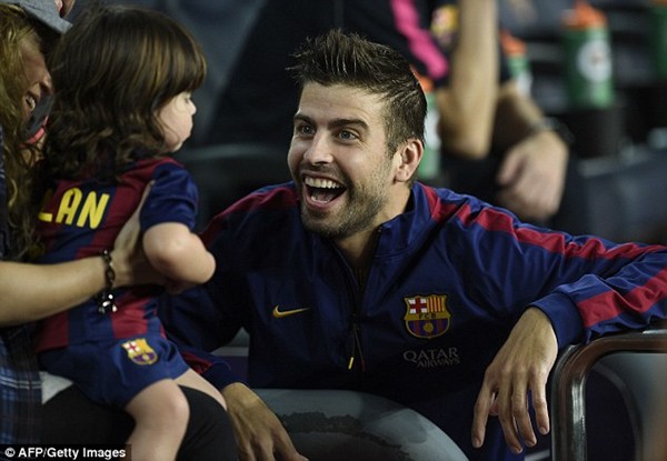 Shakira cười đầy hạnh phúc khi được Pique âu yếm ôm bụng bầu 3