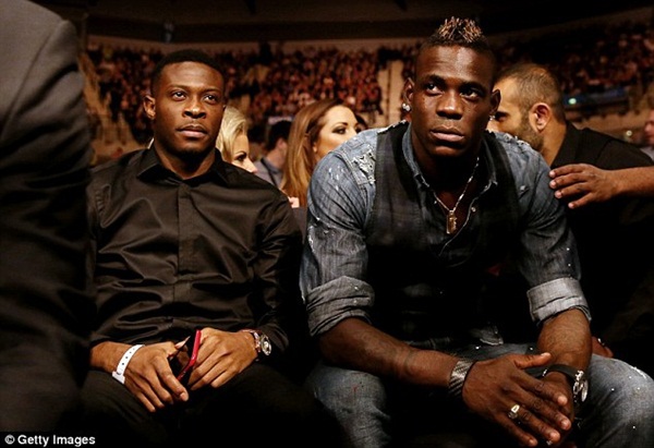 Chẳng quan tâm đến Liverpool, Balotelli thảnh thơi đi xem... boxing 2