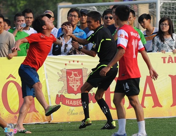 Thành viên đội bóng của Văn Quyết, Thành Lương đuổi đánh trọng tài ngay trên sân 2