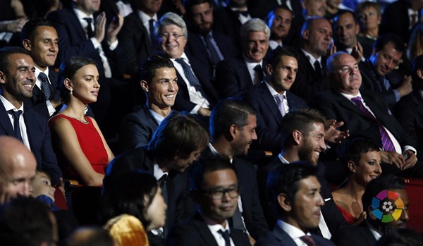 Irina Shayk lộng lẫy sánh bước bên Ronaldo trong gala trao giải 9
