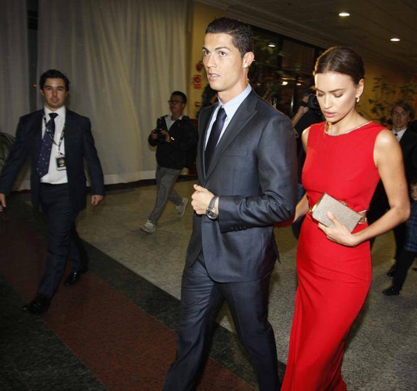 Irina Shayk lộng lẫy sánh bước bên Ronaldo trong gala trao giải 1