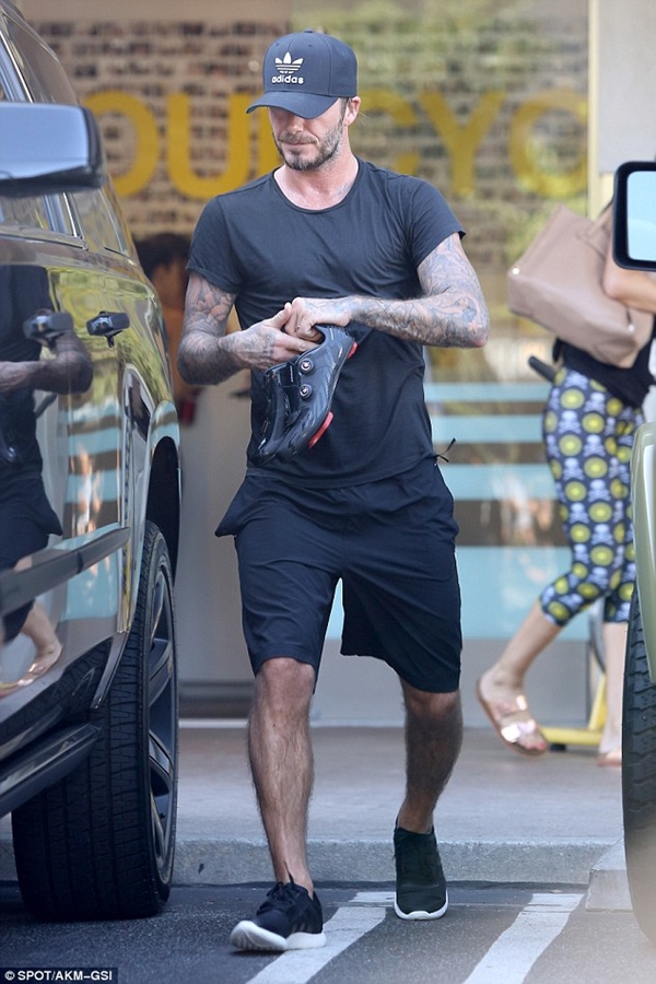 David Beckham mồ hôi nhễ nhại bước ra khỏi phòng tập gym 4