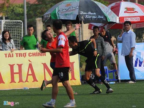 Thành viên đội bóng của Văn Quyết, Thành Lương đuổi đánh trọng tài ngay trên sân 4