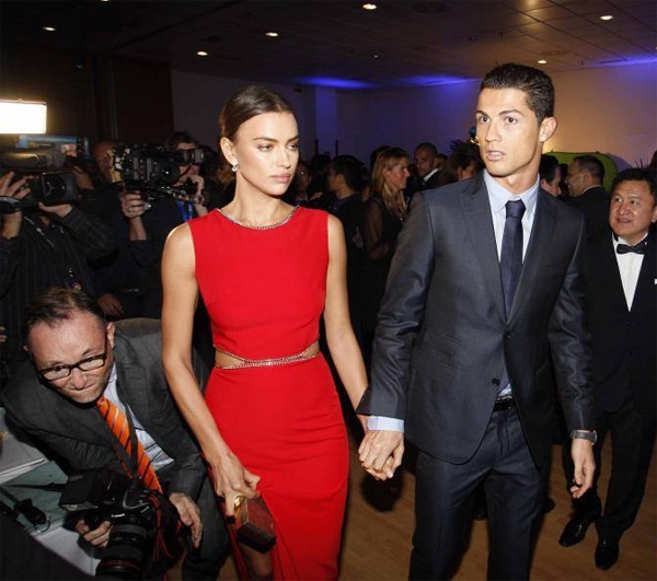 Irina Shayk lộng lẫy sánh bước bên Ronaldo trong gala trao giải 2
