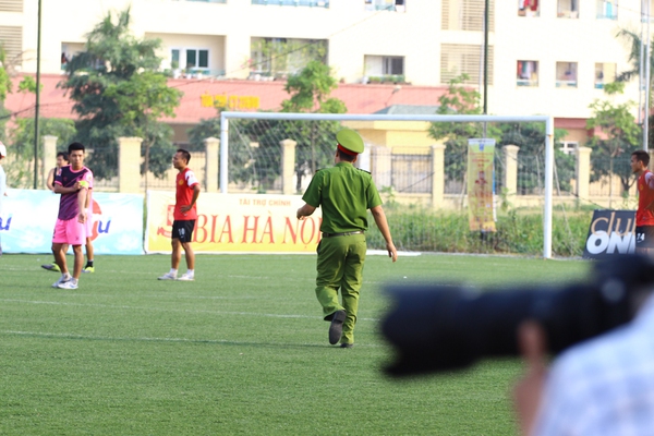 Thành viên đội bóng của Văn Quyết, Thành Lương đuổi đánh trọng tài ngay trên sân 7