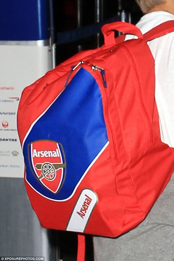Con trai Beckham đeo ba lô có in logo Arsenal  5