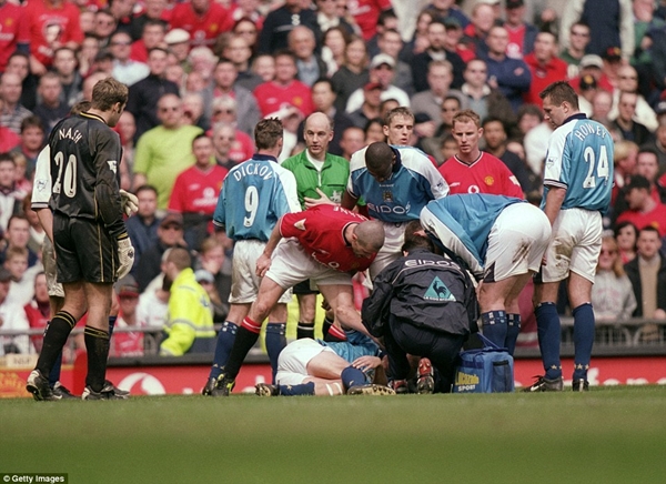 Derby th&agrave;nh Manchester v&agrave; những khoảnh khắc đ&aacute;ng nhớ nhất 9