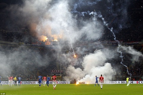 Giuseppe Meazza "cháy ngùn ngụt" bởi sự quá khích của CĐV Italia và Croatia 1
