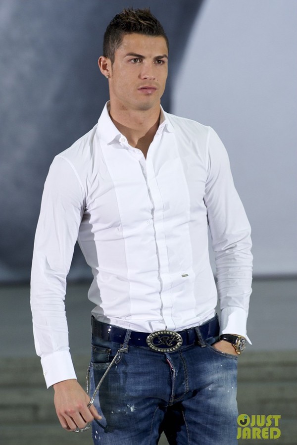 Tay đấm bất bại cho Ronaldo "ngửi kh&oacute;i" về thu nhập 3