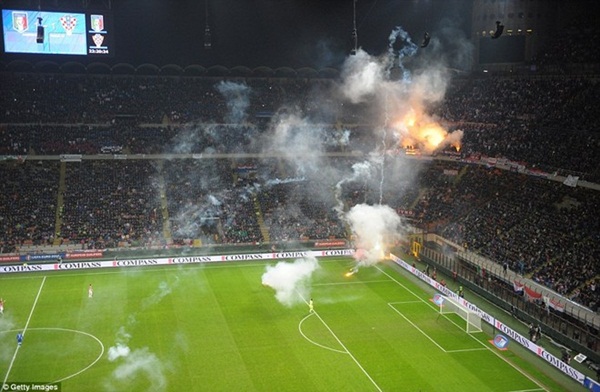 Giuseppe Meazza "cháy ngùn ngụt" bởi sự quá khích của CĐV Italia và Croatia 11