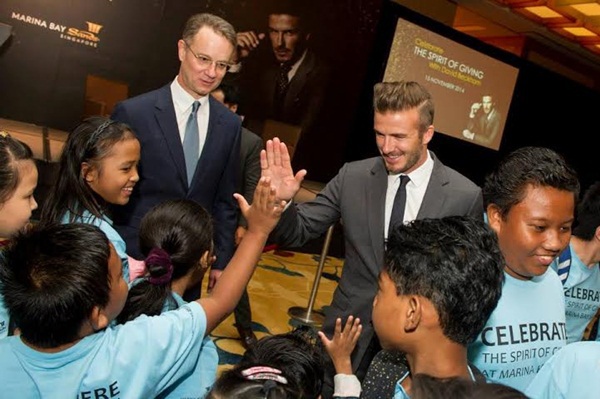 David Beckham khoe ảnh thư giãn trong hồ bơi “vô cực” ở Singapore  2