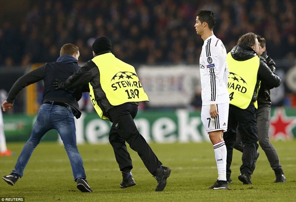 Fan nữ rơi lệ trong vòng tay Ronaldo 4
