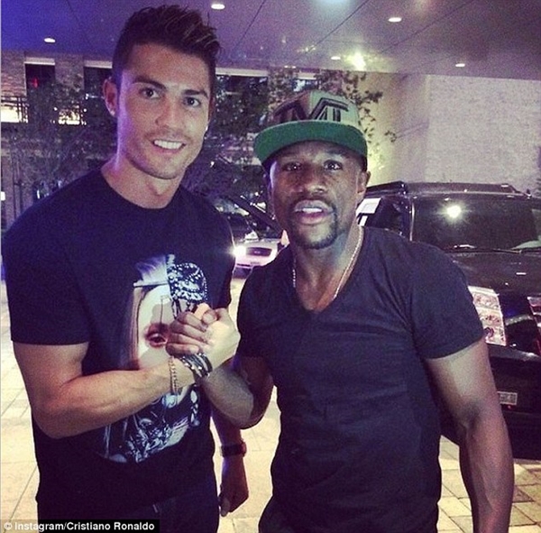 Tay đấm bất bại cho Ronaldo "ngửi kh&oacute;i" về thu nhập 1