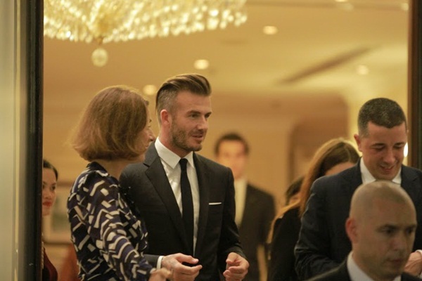 Cận cảnh vẻ quyến rũ chết người của David Beckham khi đi dự tiệc tại H&agrave; Nội 12