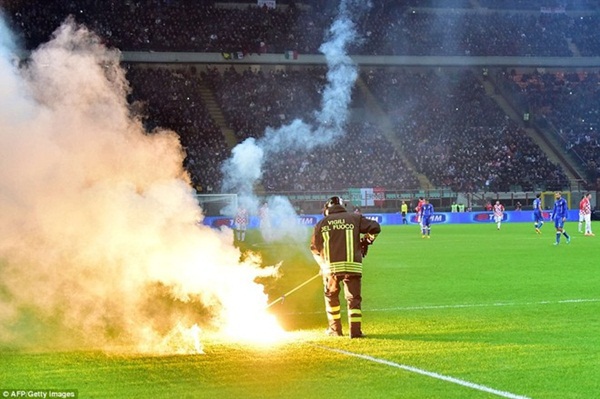 Giuseppe Meazza "cháy ngùn ngụt" bởi sự quá khích của CĐV Italia và Croatia 10