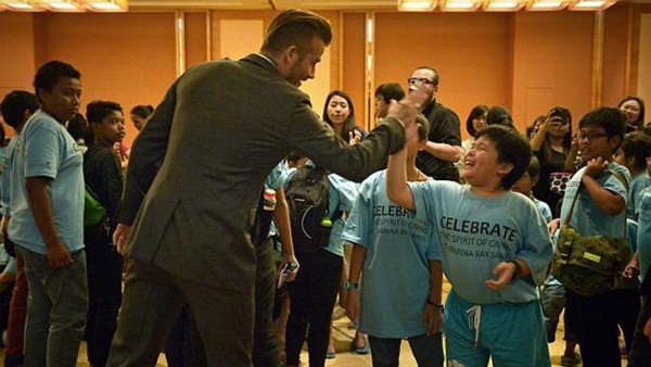 David Beckham khoe ảnh thư giãn trong hồ bơi “vô cực” ở Singapore  3