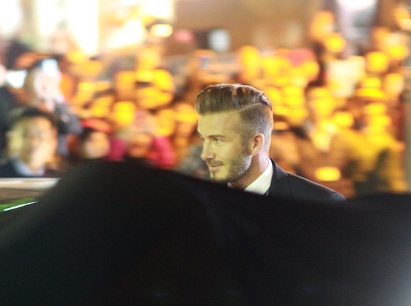 Cận cảnh vẻ quyến rũ chết người của David Beckham khi đi dự tiệc tại H&agrave; Nội 14