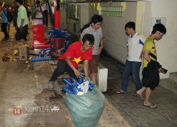 Nhiều CĐV ở lại nhặt rác sau trận hòa của tuyển Việt Nam 6