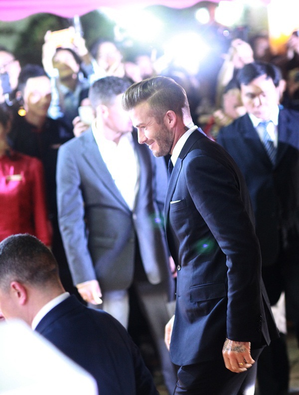 Cận cảnh vẻ quyến rũ chết người của David Beckham khi đi dự tiệc tại H&agrave; Nội 16