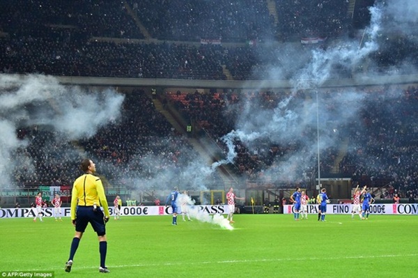 Giuseppe Meazza "cháy ngùn ngụt" bởi sự quá khích của CĐV Italia và Croatia 6