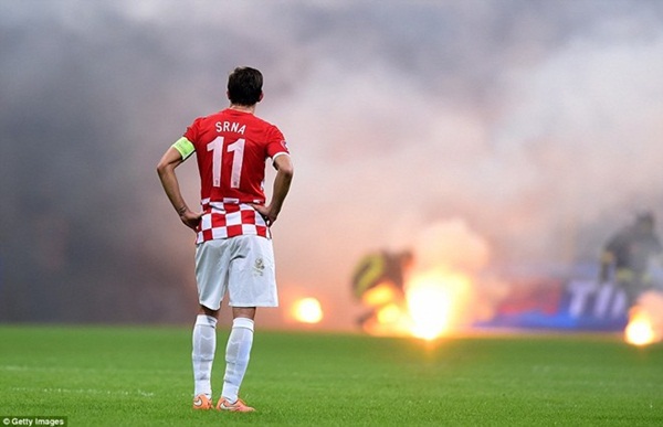 Giuseppe Meazza "cháy ngùn ngụt" bởi sự quá khích của CĐV Italia và Croatia 7