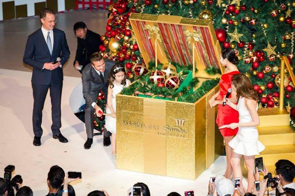 David Beckham khoe ảnh thư gi&atilde;n trong hồ bơi &ldquo;v&ocirc; cực&rdquo; ở Singapore  9