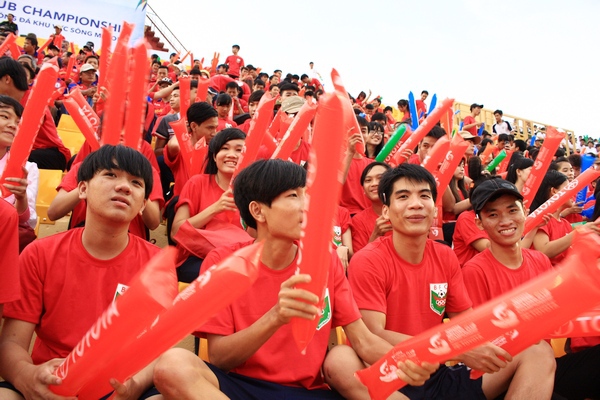 Ca sỹ Đông Nhi khiến fan Bình Dương “bỏng mắt” ngày khai mạc 8