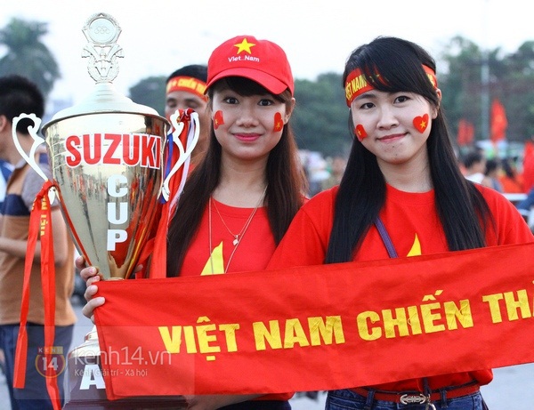 Bóng hồng xinh đẹp nô nức đi xem tuyển Việt Nam thi đấu 8