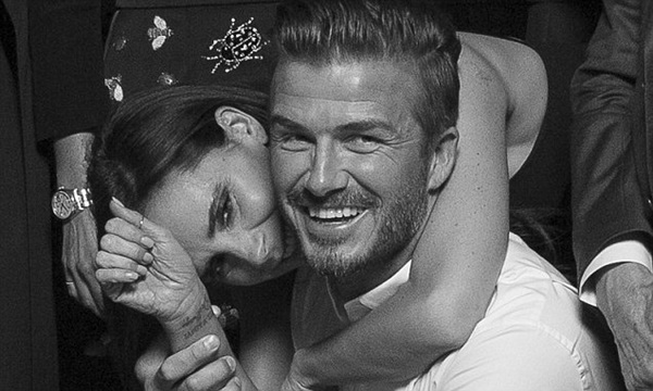 Vợ chồng Beckham đ&iacute;ch th&acirc;n dẫn con trai Brooklyn đi bấm lỗ tai  5