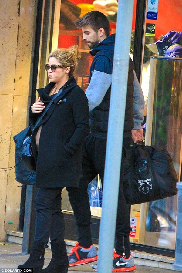 Shakira v&aacute;c bụng bầu khệ nệ dạo phố c&ugrave;ng bố con Pique 1