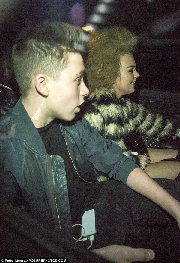 Brooklyn Beckham vui vẻ đi chơi đ&ecirc;m với bạn g&aacute;i lạ mặt 5