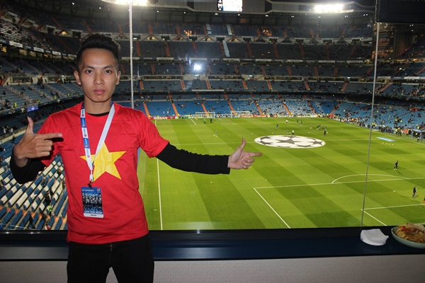 Chàng trai Việt mang cờ đỏ sao vàng tới sân Bernabeu 3