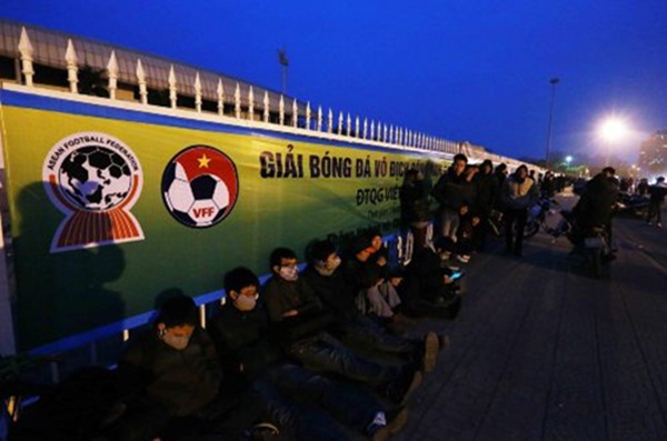 Dòng người dài hàng trăm mét, xếp hàng từ đêm mua vé trận Việt Nam - Malaysia 1